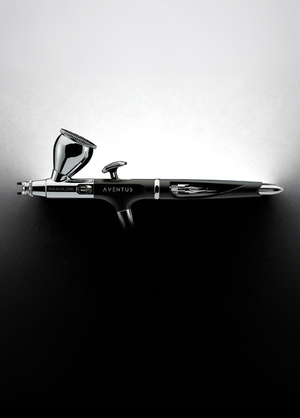 Gaahleri Aventus Black Aurora Airbrush in Seitenansicht mit schwarzem Design