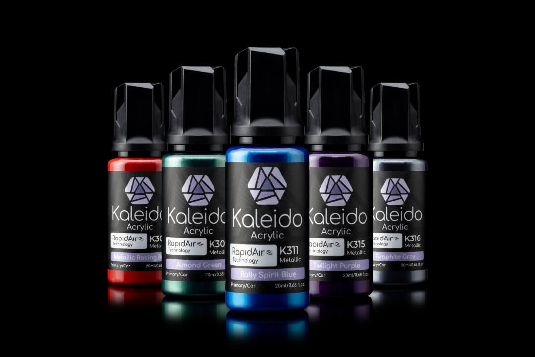 Fünf Kaleido Metallic-Acrylfarben in Rot, Grün, Blau, Violett und Grau; K311 Rally Spirit Blue steht vorne in der Mitte.