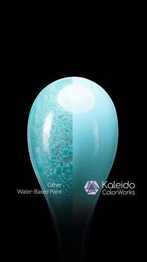 Türkiser Farbauftrag im Vergleich: links eine unregelmäßige Oberfläche mit anderer wasserbasierter Farbe, rechts eine glatte Oberfläche mit Kaleido.