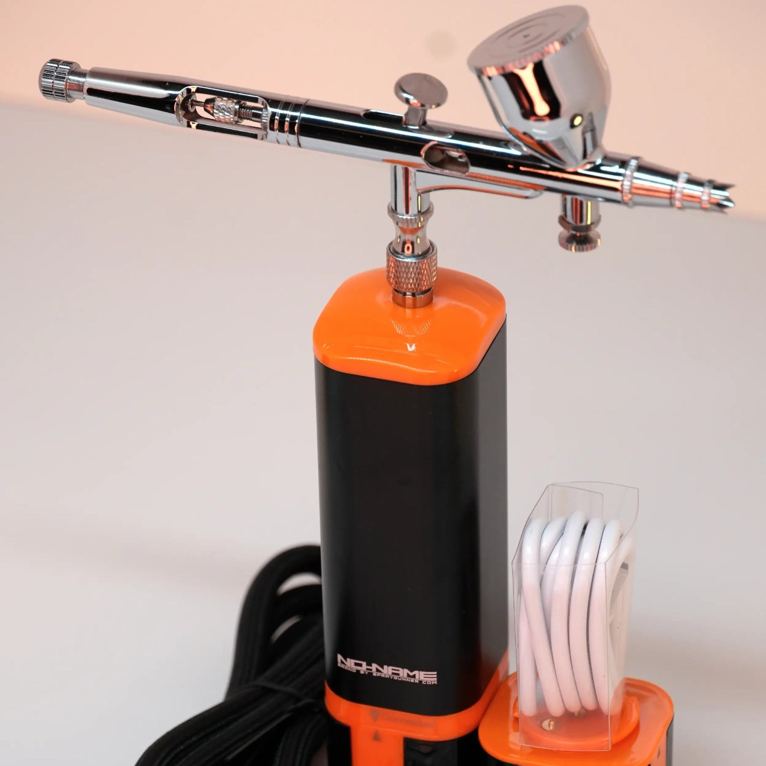 Draufsicht auf ein kabelloses Airbrush-Set mit Mikrokompressor und Akku