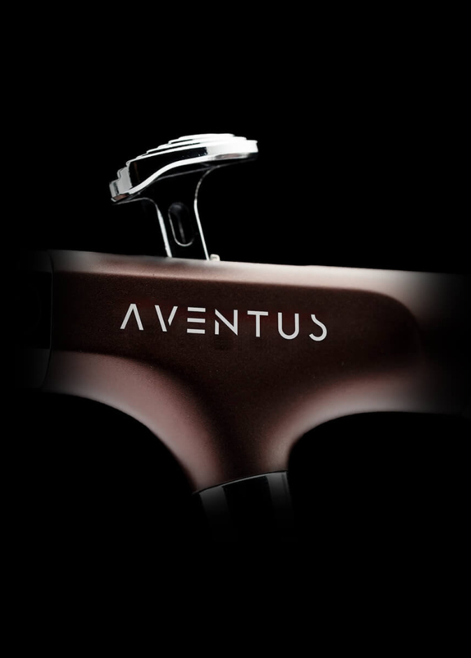 Detailaufnahme der Gaahleri Aventus Crimson Crown mit Fokus auf Trigger und Aventus-Logo vor schwarzem Hintergrund.