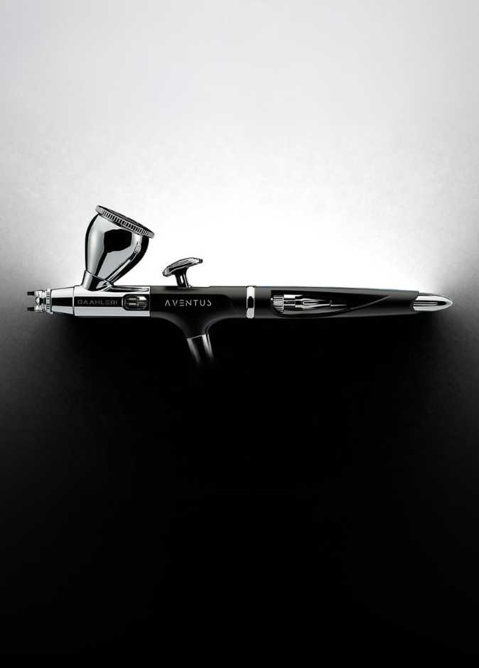 Gaahleri Aventus Black Aurora Airbrush in Seitenansicht mit schwarzem Design