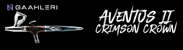 Gaahleri Aventus II Crimson Crown Airbrush neben dem weißen Modellschriftzug und Gaahleri-Logo auf schwarzem Banner.