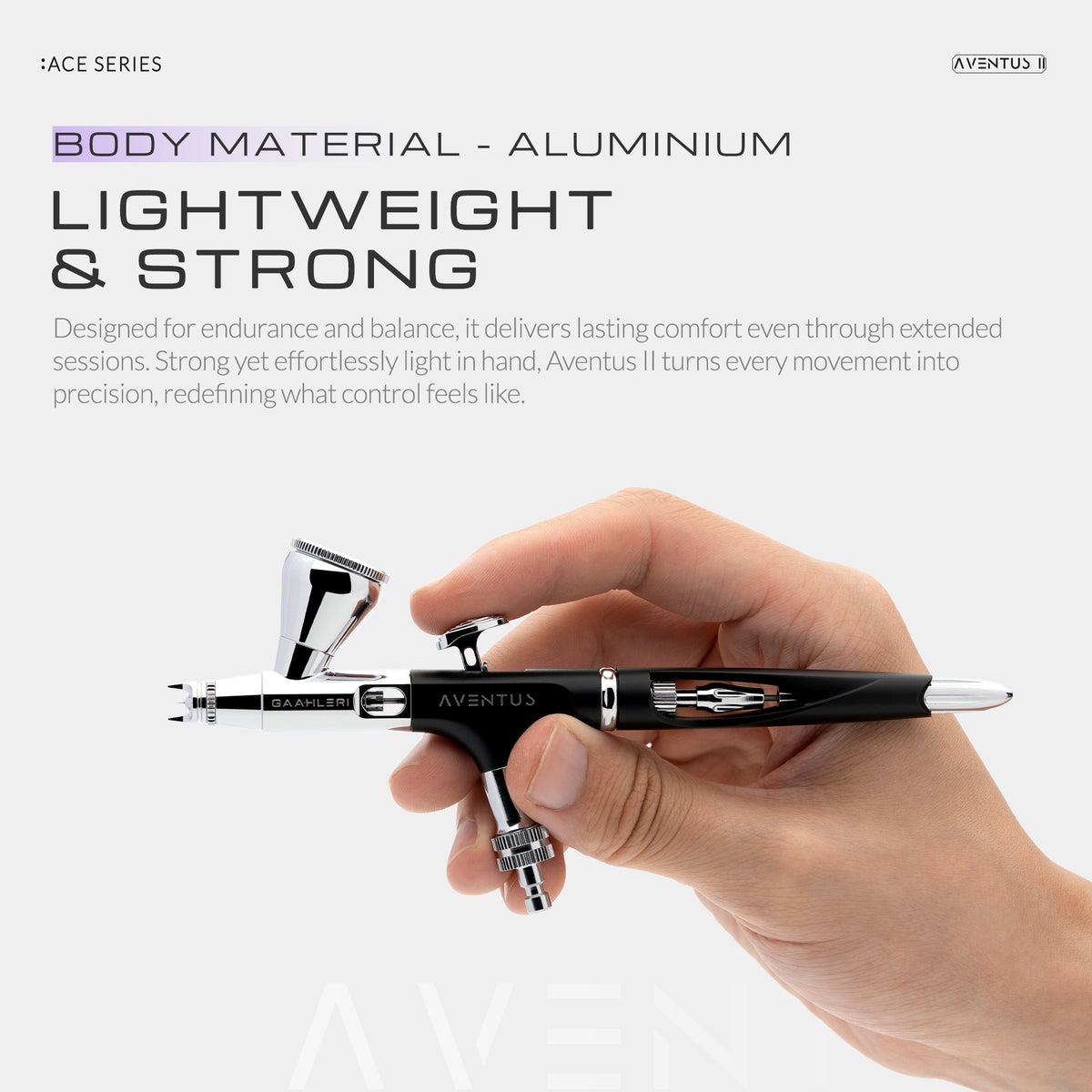 Hand hält die Gaahleri Aventus II Black Aurora mit dem Zeigefinger auf dem Bedienhebel; Grafik zum leichten Aluminiumgehäuse.
