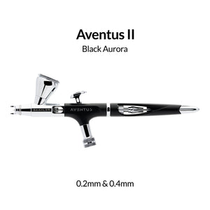 Gaahleri Aventus II Black Aurora in Seitenansicht mit schwarzem Griff, verchromtem Farbbehälter und Angabe der Düsengrößen 0,2 und 0,4 mm.