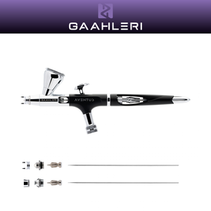 Gaahleri Aventus II Black Aurora 2-in-1-Airbrush in Schwarz und Chrom mit zwei Nadel- und Düsensätzen auf weißem Hintergrund.