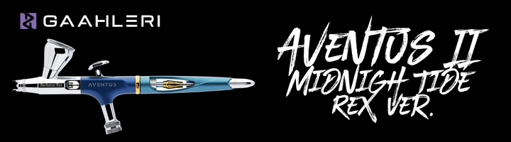 Gaahleri Aventus II Midnight Tide Rex Airbrush in Blau mit goldfarbenen Akzenten neben dem Modellschriftzug auf schwarzem Banner.