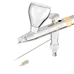 Harder & Steenbeck Evolution CR Plus Airbrush 0.45 mm mit 5-ml-Fließbecher, abgebildet mit separater Nadel und Düse zur visualisierung der nadel und der Steckdüse