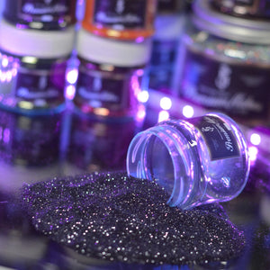 transparente dose mit holografisch in Regenbogen farben schimerndes schwarzes gliter das auf den boden gestreut wurde von south ink premium flakes 